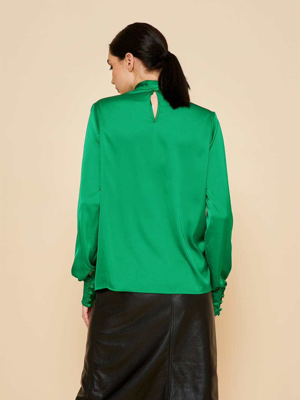 Блуза с галстуком зеленая