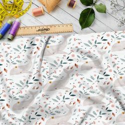 Ткань флис пыльные киты и листва на белом фоне