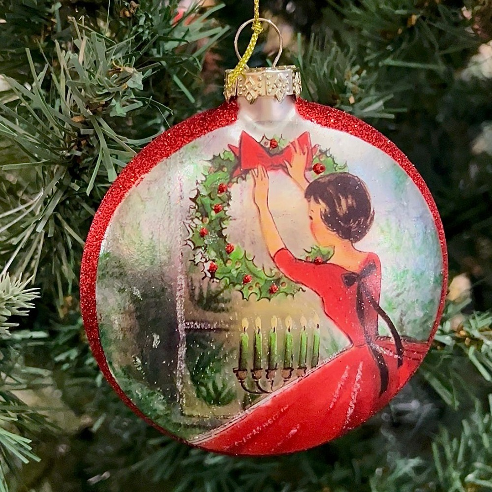 Игрушка с изображением девушки