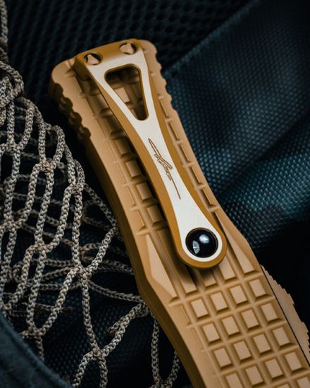 Нож Microtech Hera® Hellhound® - Frag Signature Series Cerakote RAL-8000 Standard (919-1FRCRAS)