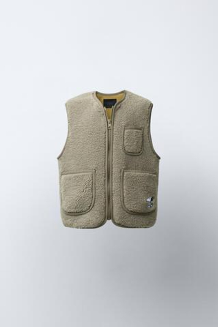 ZARA ЖИЛЕТ ИЗ ИСКУССТВЕННОЙ ОВЧИНЫ SNOOPY PEANUTS™, СВЕТЛО-БЕЖЕВЫЙ