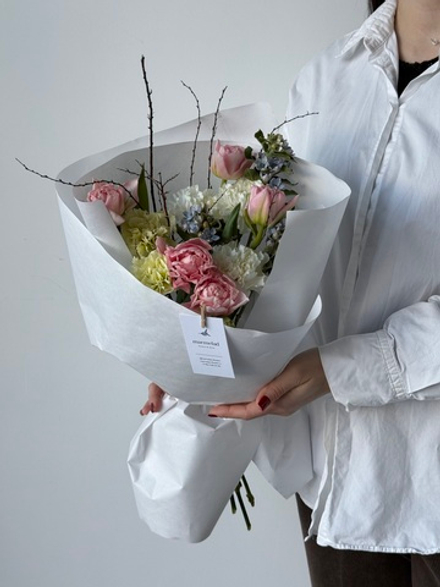 Букет из маттиолы, форзиции, тюльпанов, диантусов и оксипеталума