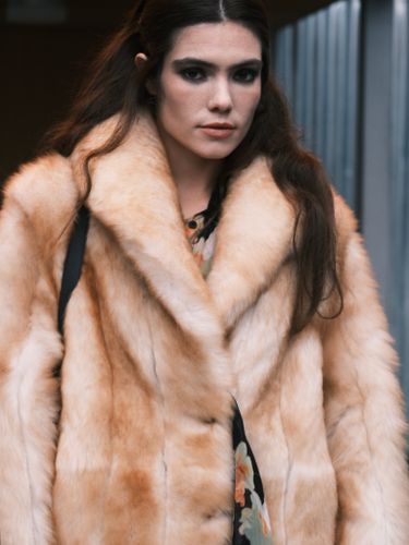 Короткая шуба из овчины и шалевым воротником