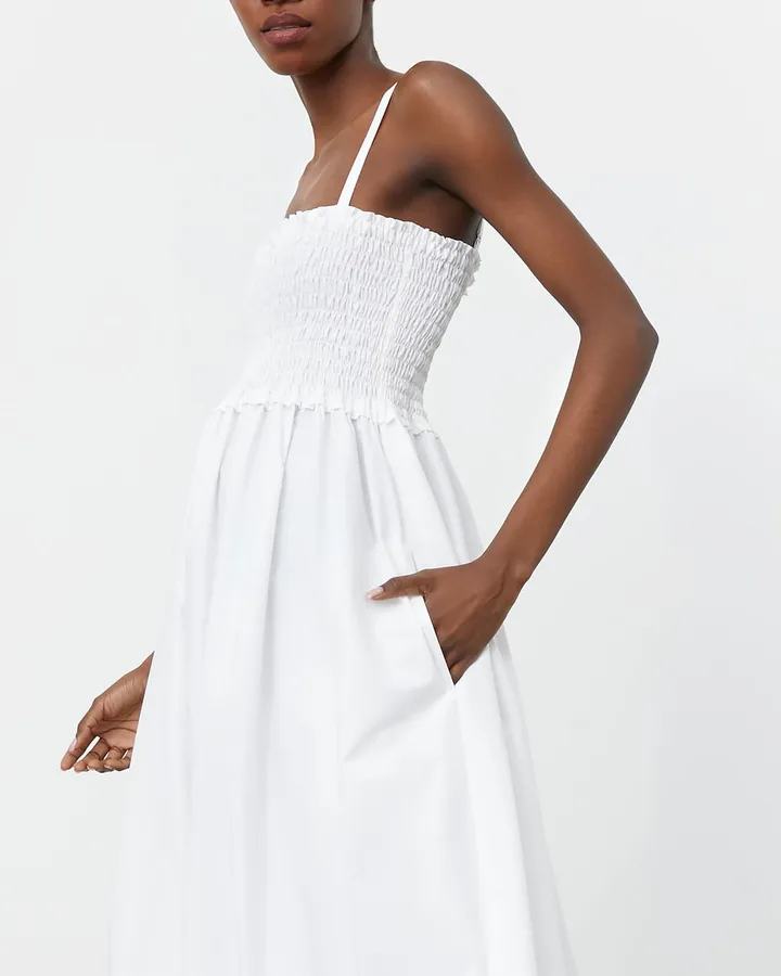 Платье с эластичным лифом белого цвета