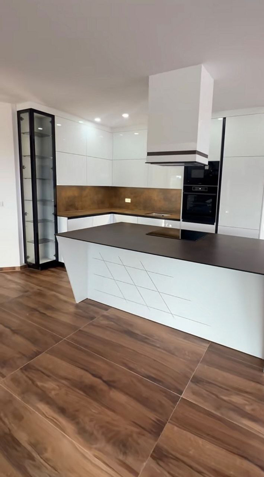 Кухня с островом, цена указана за погонный метр