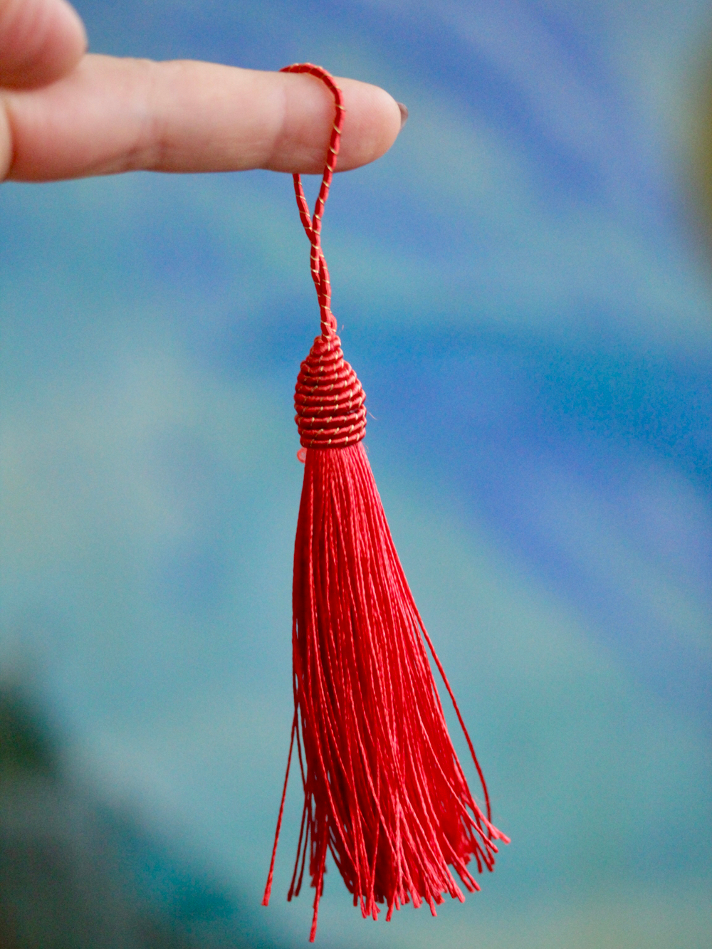 Кисточка подвеска для сердца шелковая красная