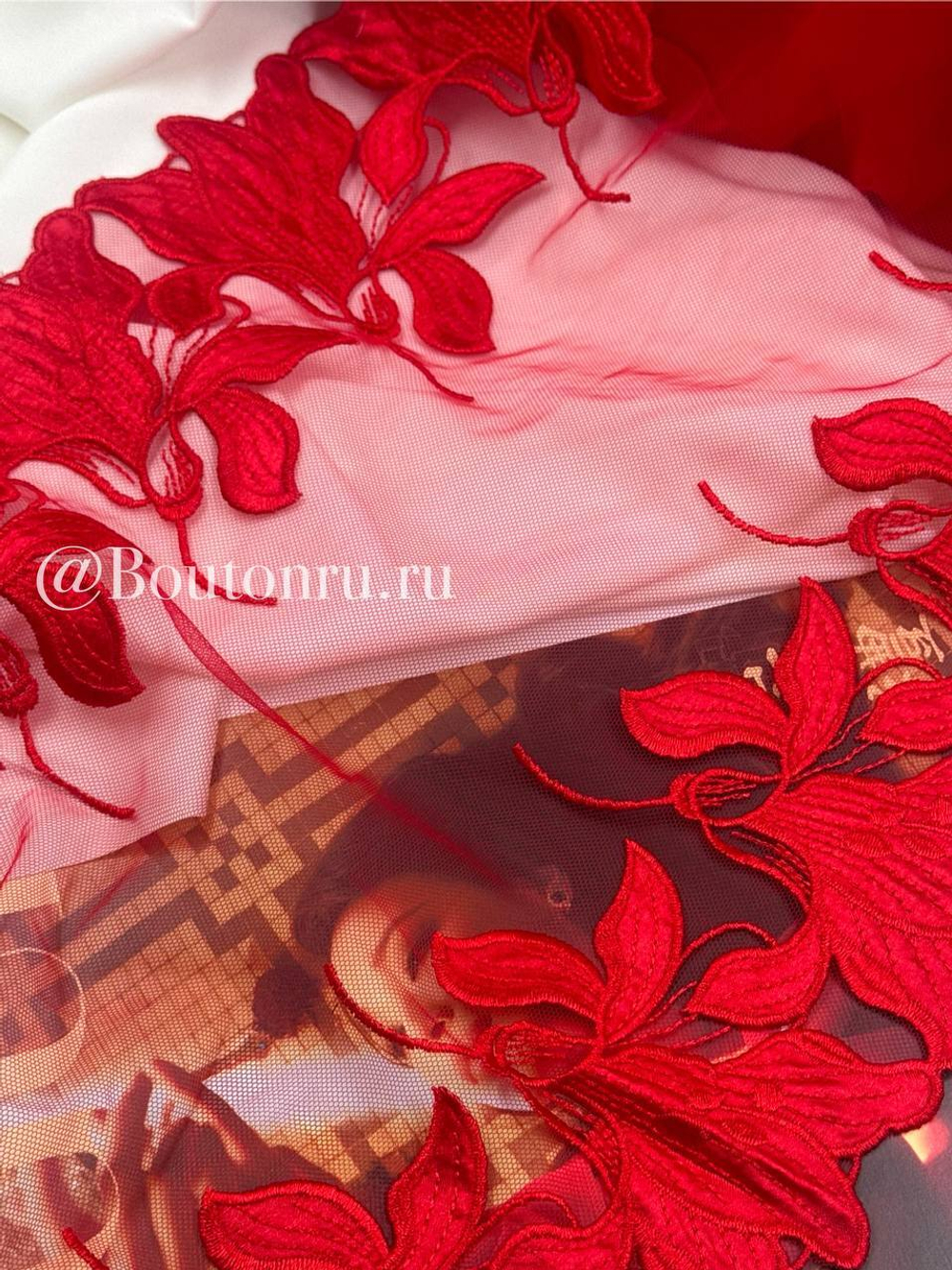 Кружево красное с вышитыми цветами "Лилии" 260 мм