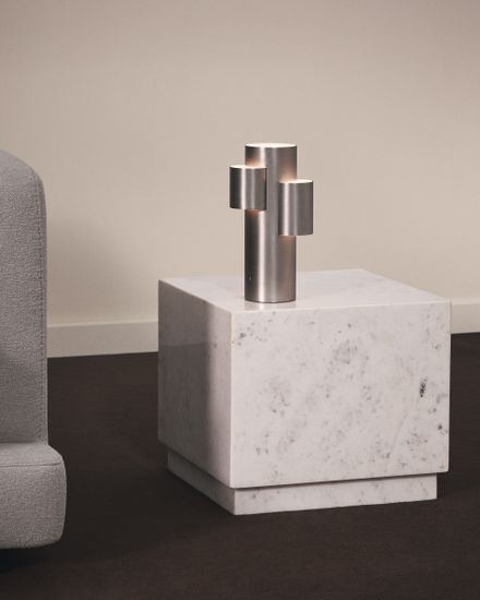 Журнальный столик Sorein из белого мрамора 50 x 50 см