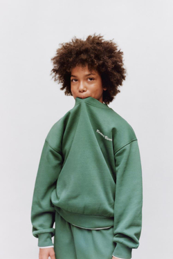 ZARA КОМПЛЕКТ ИЗ ТОЛСТОВКИ И ДЖОГГЕРОВ С ТЕКСТОВОЙ ВЫШИВКОЙ, ЗЕЛЕНЫЙ