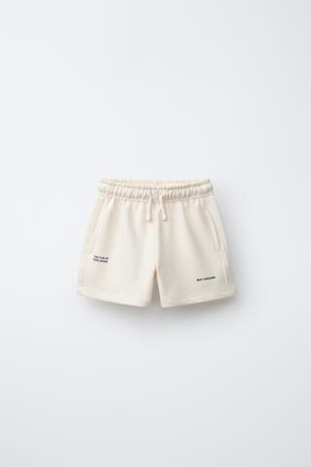 ZARA ШОРТЫ-БЕРМУДЫ БАЗОВЫЕ С ТЕКСТОВЫМ ПРИНТОМ, ЭКРЮ