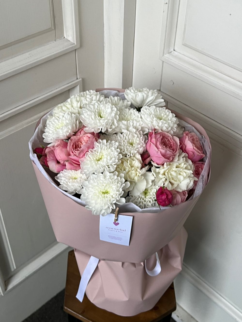 Букет из хризантемы, яркой пионовидной розы и диантусов в белом оттенке