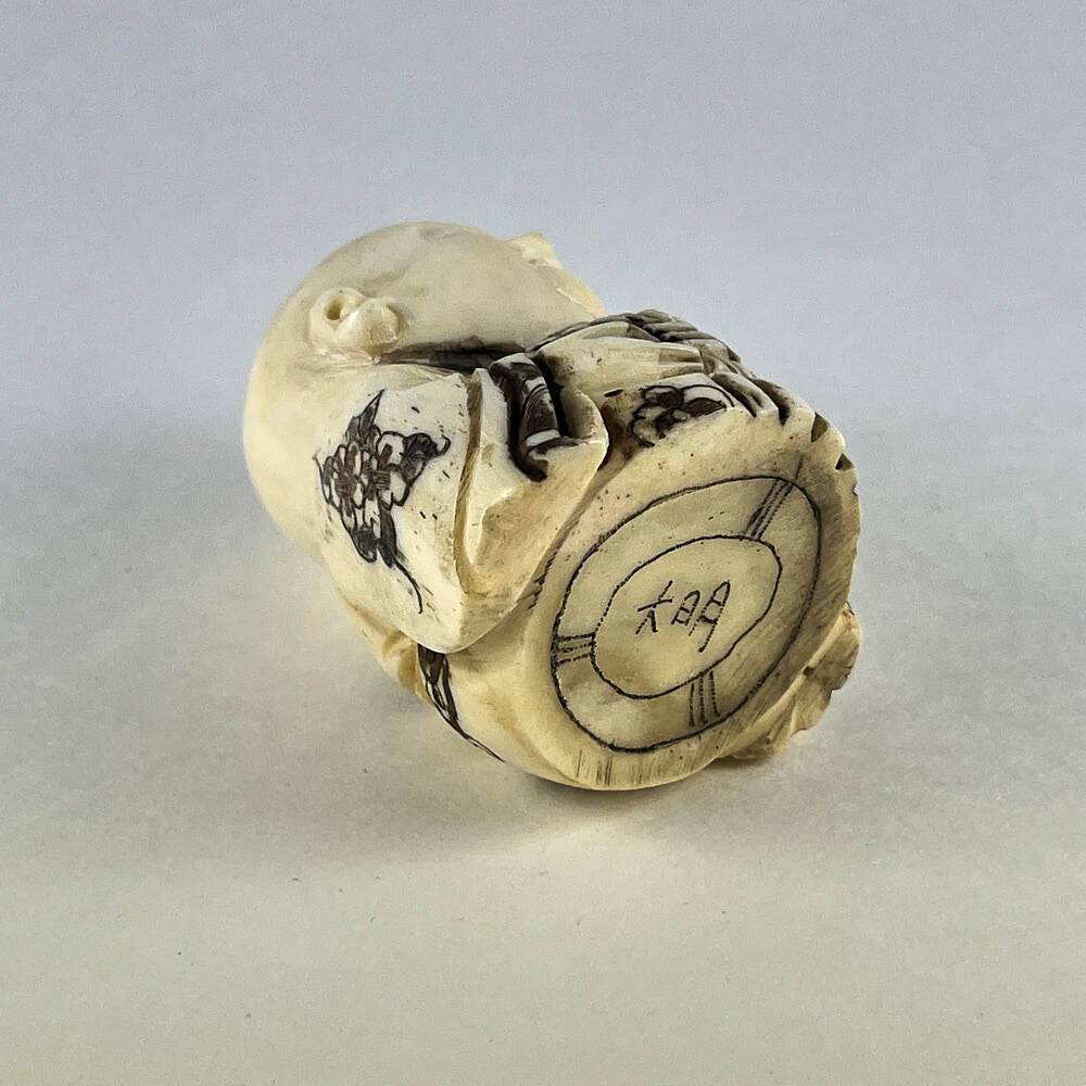 Статуэтка нэцкэ Ребенок Карако с корзиной карпов