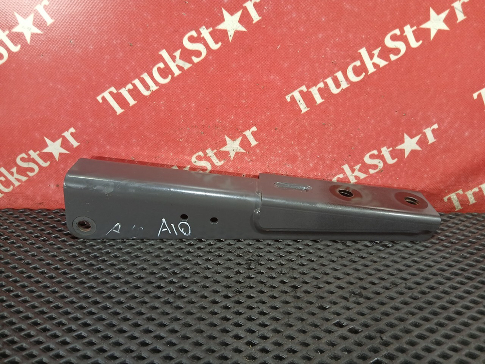 Кронштейн амортизатора кабины передний