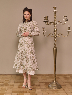 Платье с широкими манжетами