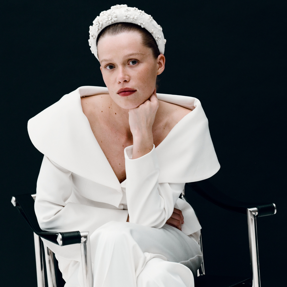 Ободок высокий с декором из жемчуга и камней