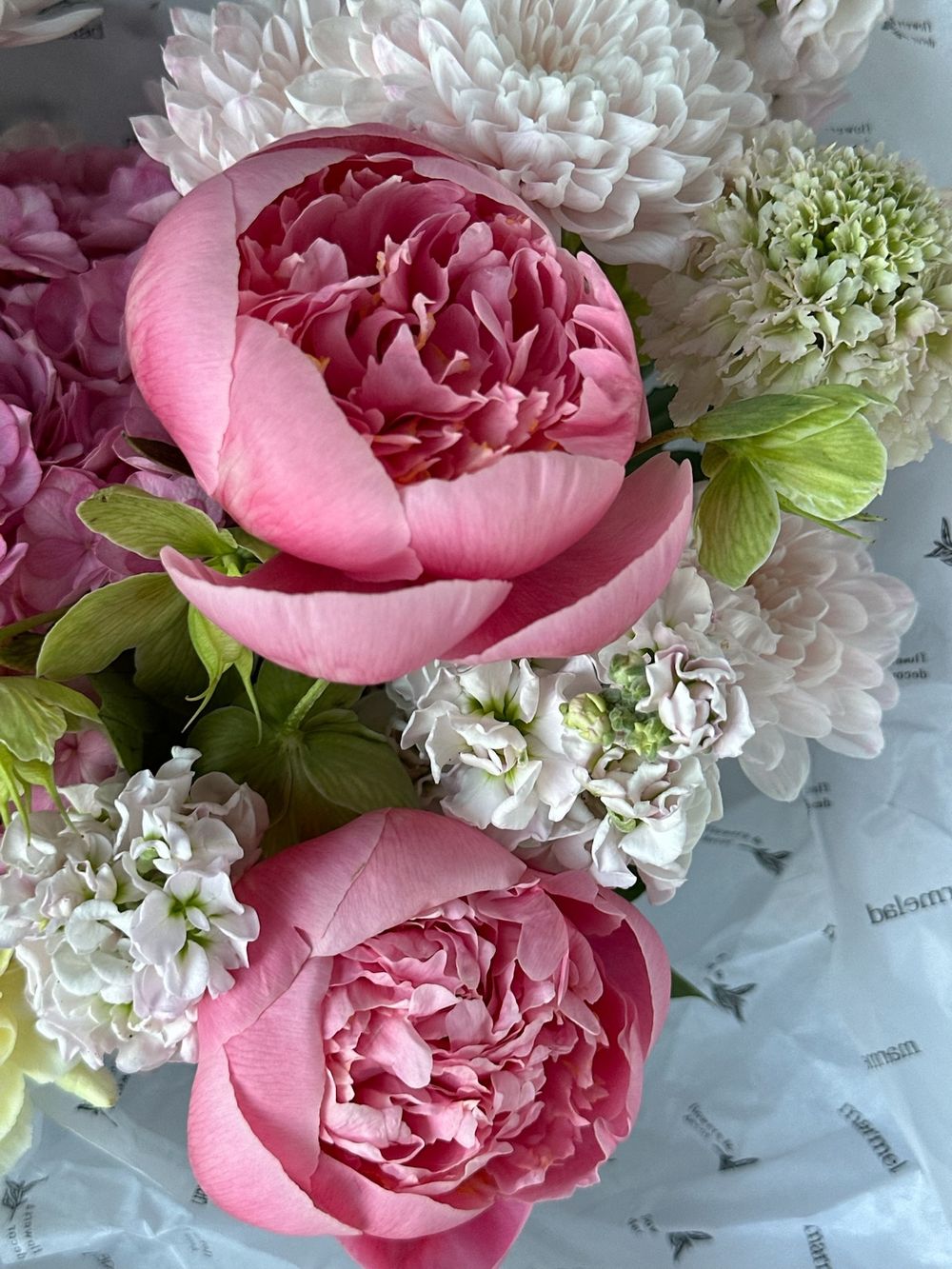 Букет сборный из пионов, кустовых пионовидных роз, диантусов и маттиолы