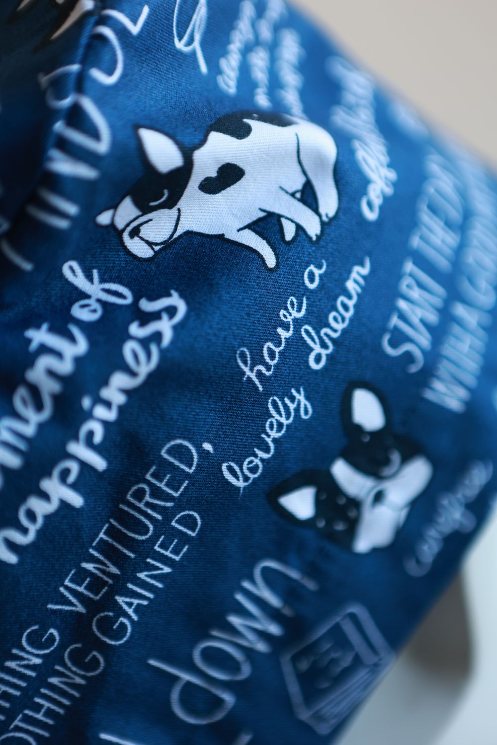 Медицинский колпак (Принт «Мопсы на синем»)