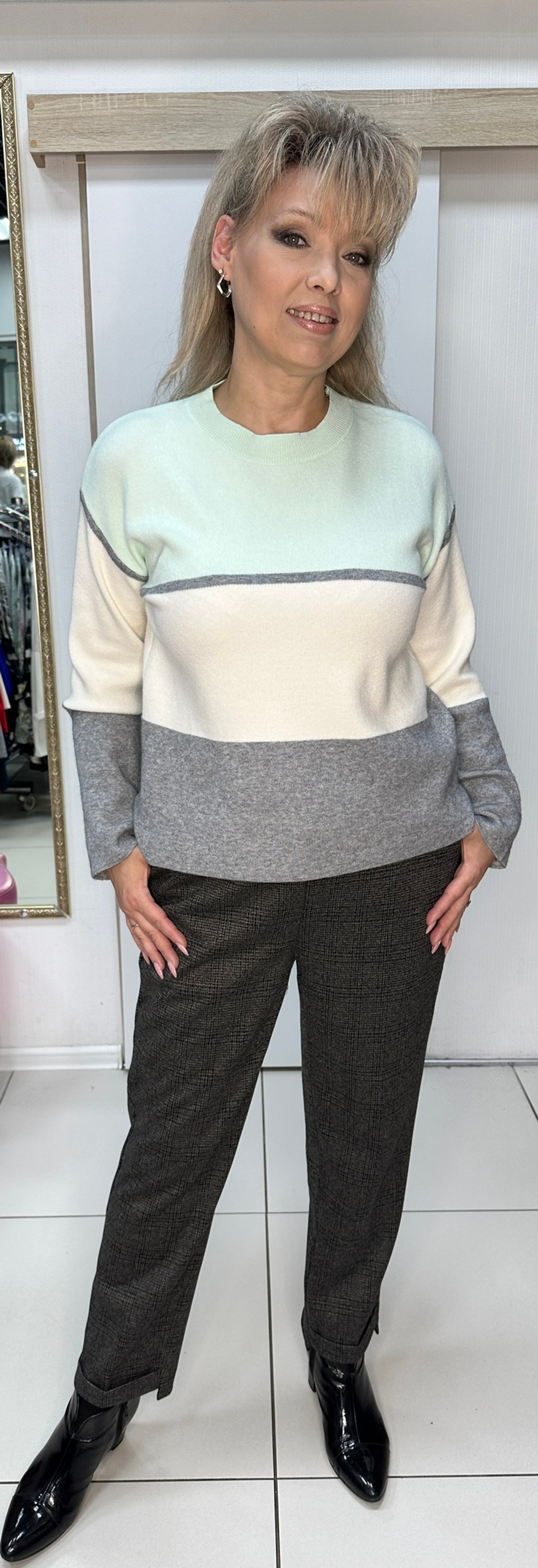 Джемпер с трехцветным принтом