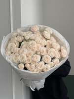 Гранд букет из кустовой пионовидной розы Бомбастик