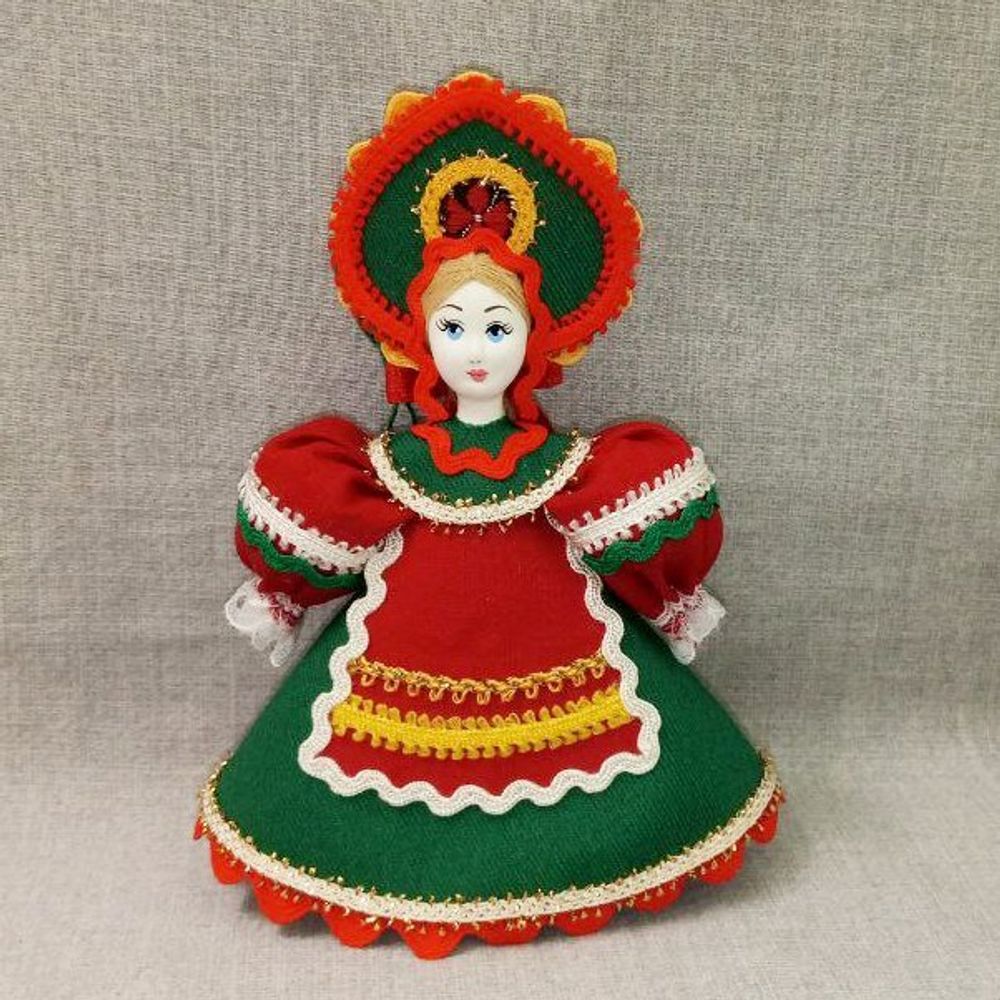 Малая подвесная кукла в красном переднике