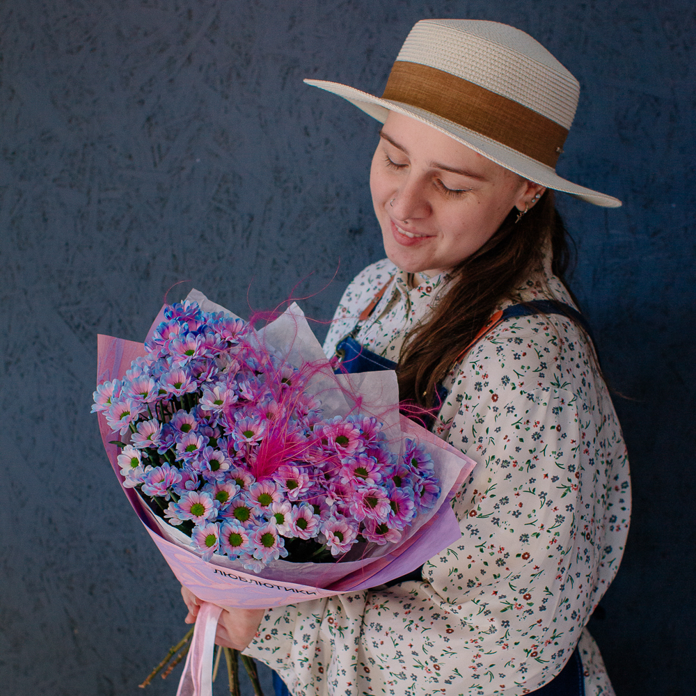 141. Стойкий необычный букет из двуцветной сантини