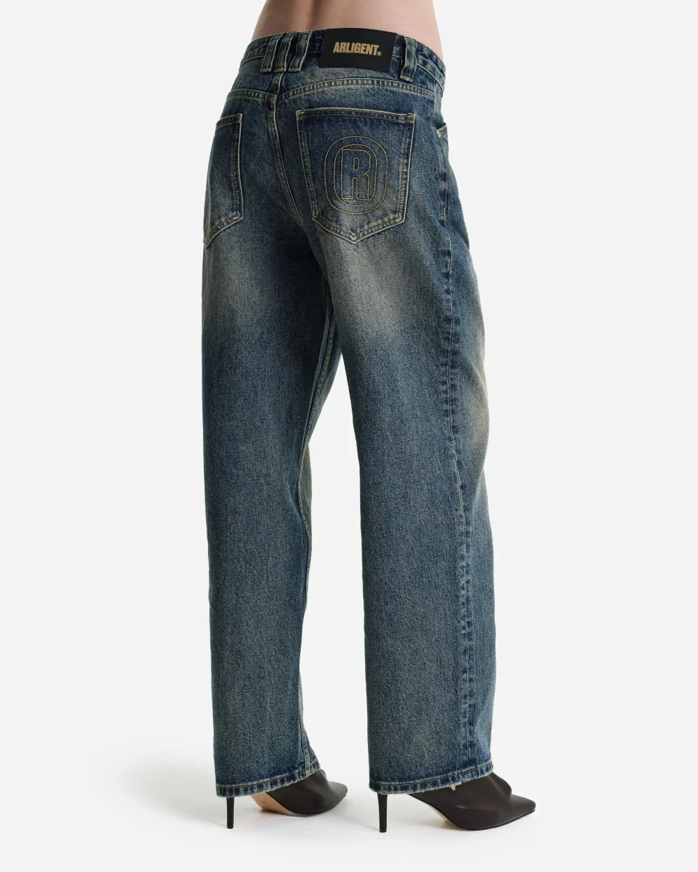 Джинсы-трубы с винтажным эффектом