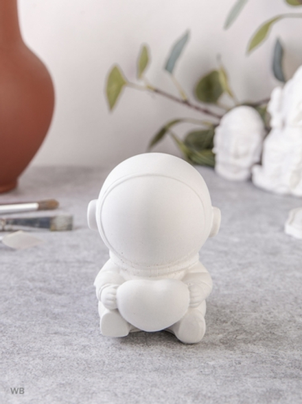 Статуэтка Космонавт с сердцем