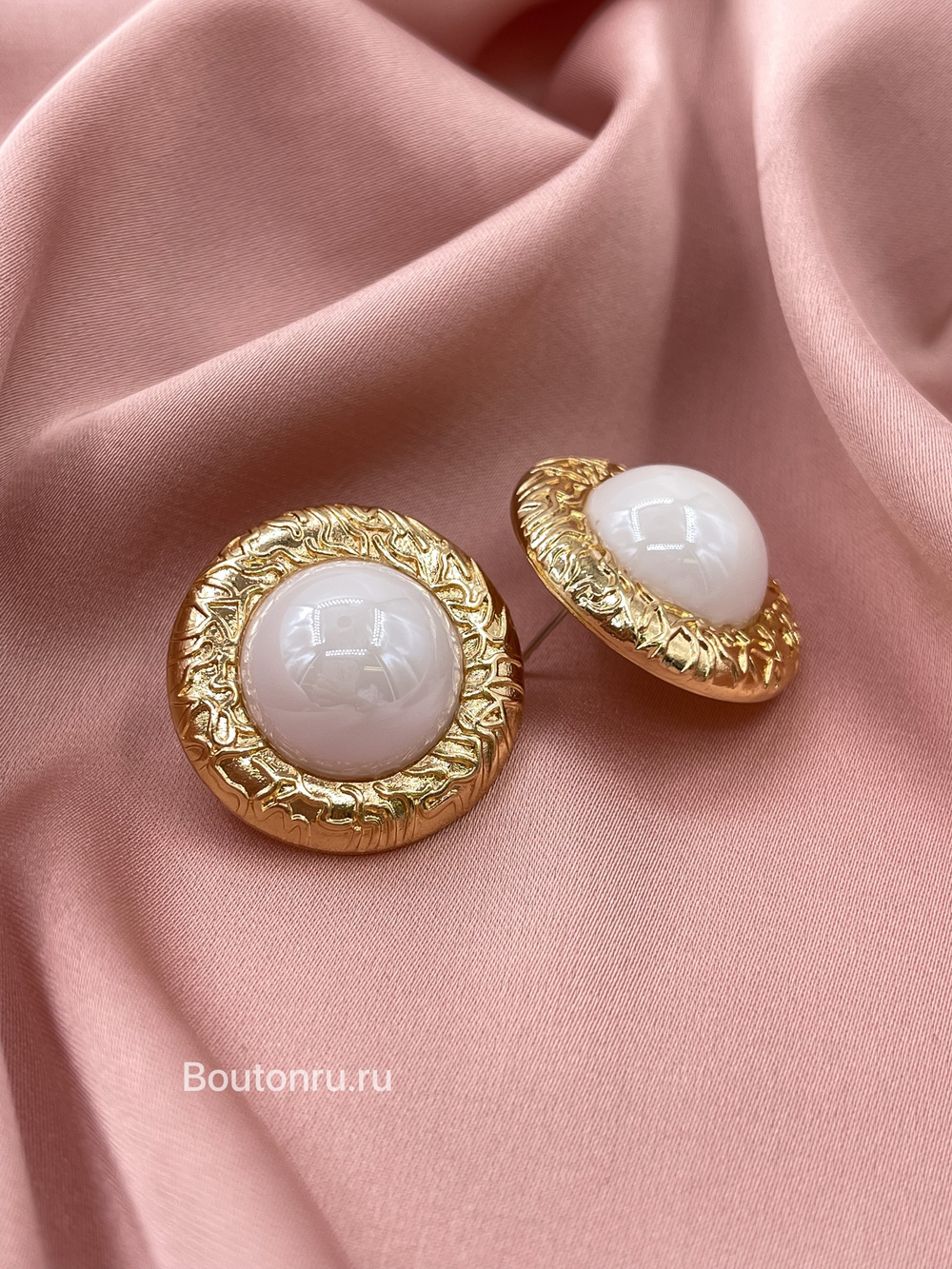 Серьги золотистые с перламутровым камнем в ажурном обрамлении