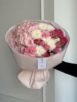 Сборный букет из гортензии, кустовых пионовидных роз, хризантемы и диантусов