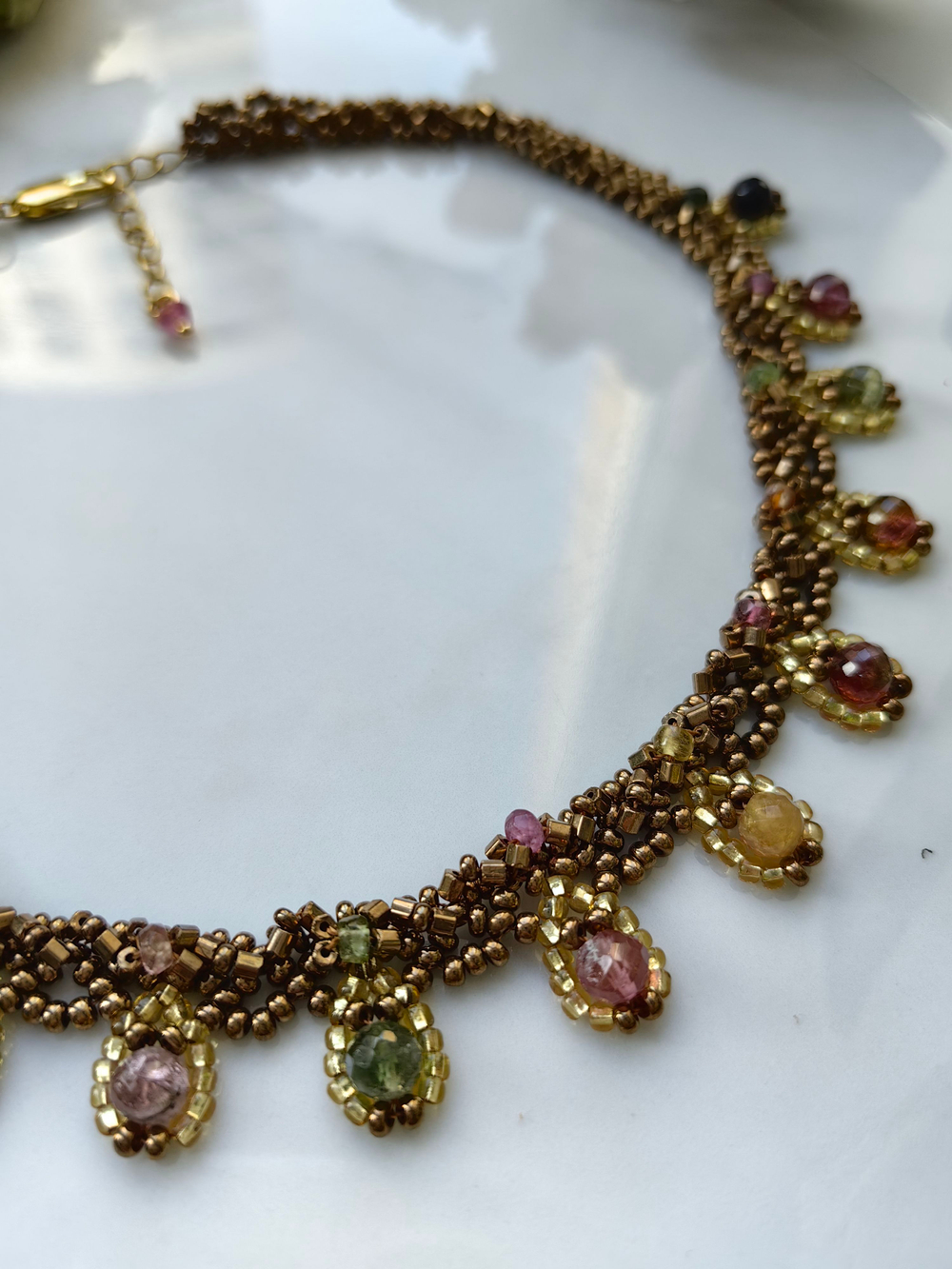 Колье "Черепица" ручной работы из бисера и камня Турмалин