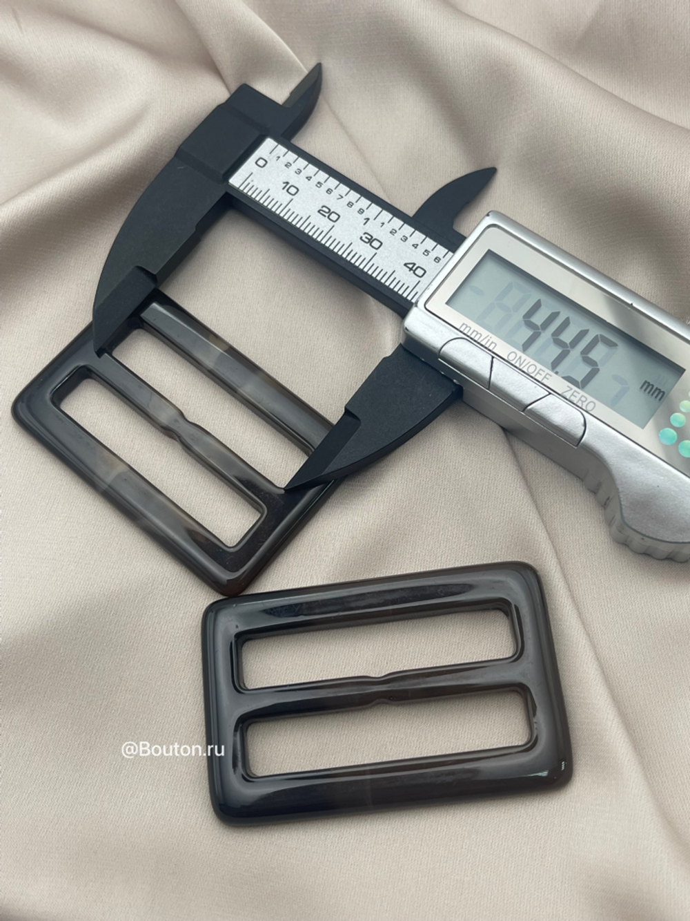 Пряжка коричневая с бежевыми прожилками