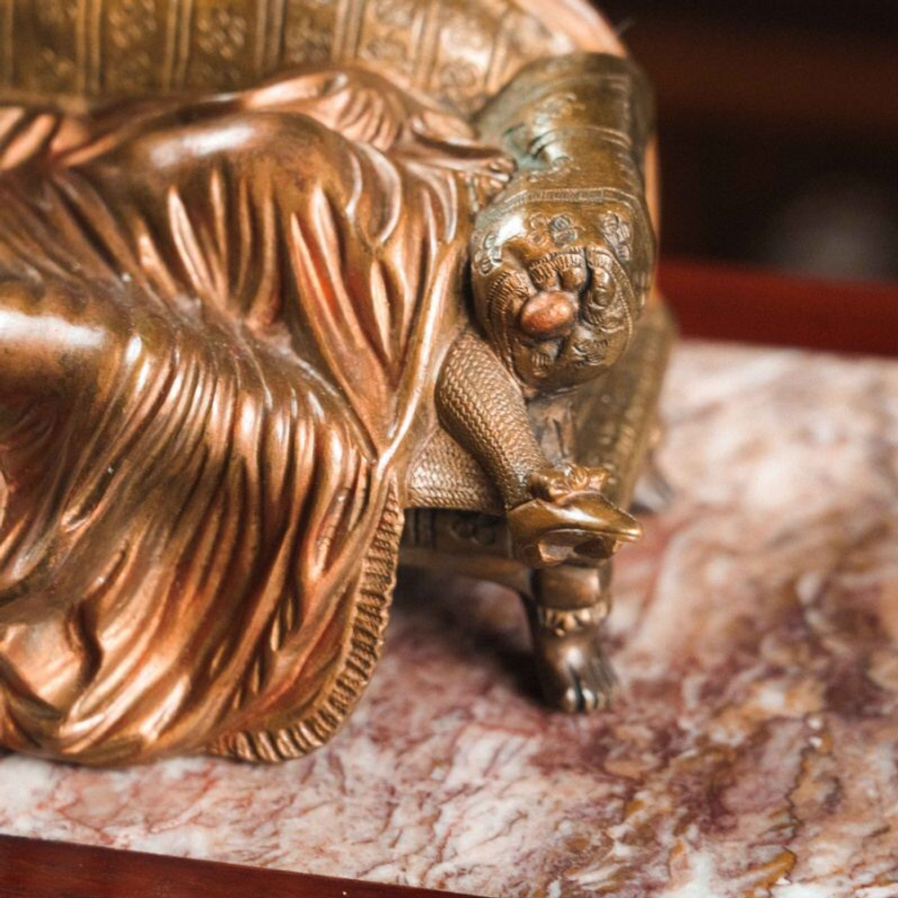 Бронзовая скульптура «Дама на софе»