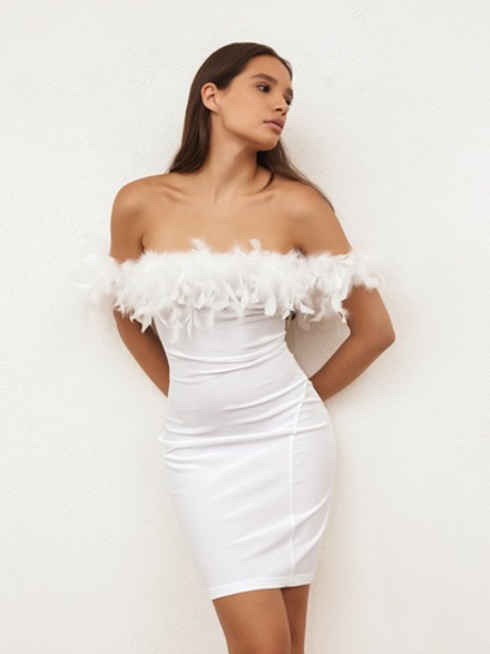 Платье с крупными перьями