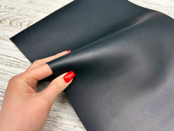 Панель кожи Vacchetta Prima Blue Jeans на столе