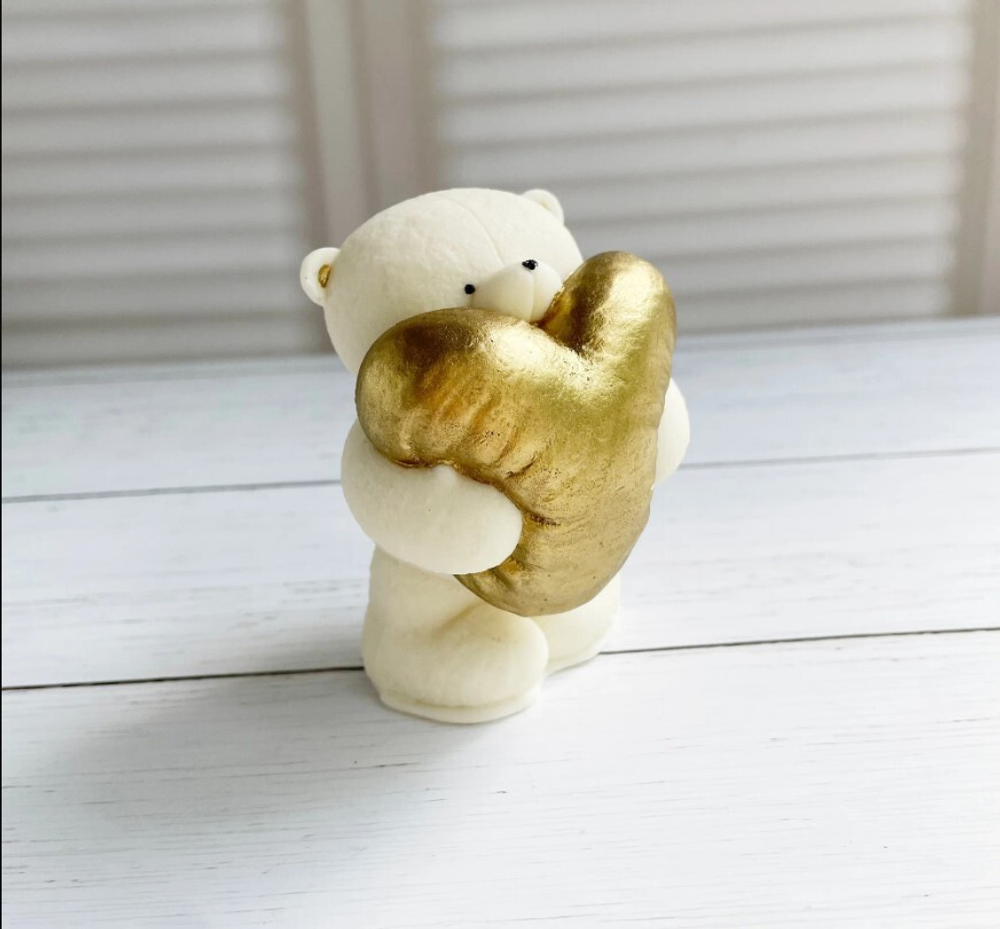 Шоколадная фигурка "Медвежонок с сердцем" белый/золото 9х6 см