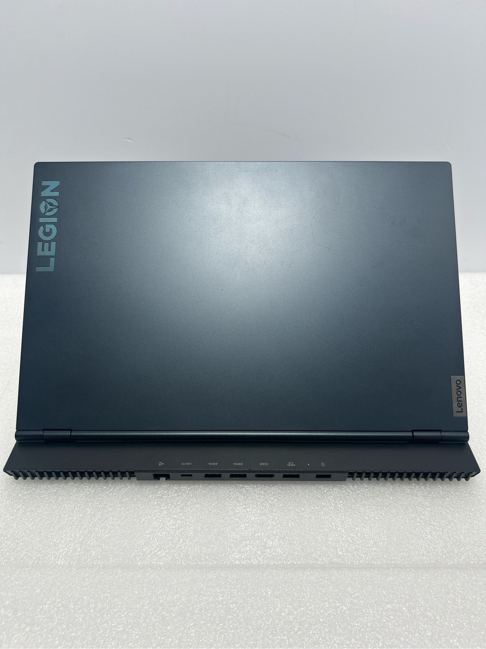 Ноутбук Lenovo Legion 5 15ACH6 (82JW001URU) 15.6"/AMD Ryzen 5 5600H/RAM 8 GB/SSD 512 GB/Nvidia RTX3050 4GB/1920x1080/IPS/Windows 10/Подсветка кл-ры: LED/черный. Состояние: Уценка/большой след. на матрице от клавиатуры/скол на топе/С1