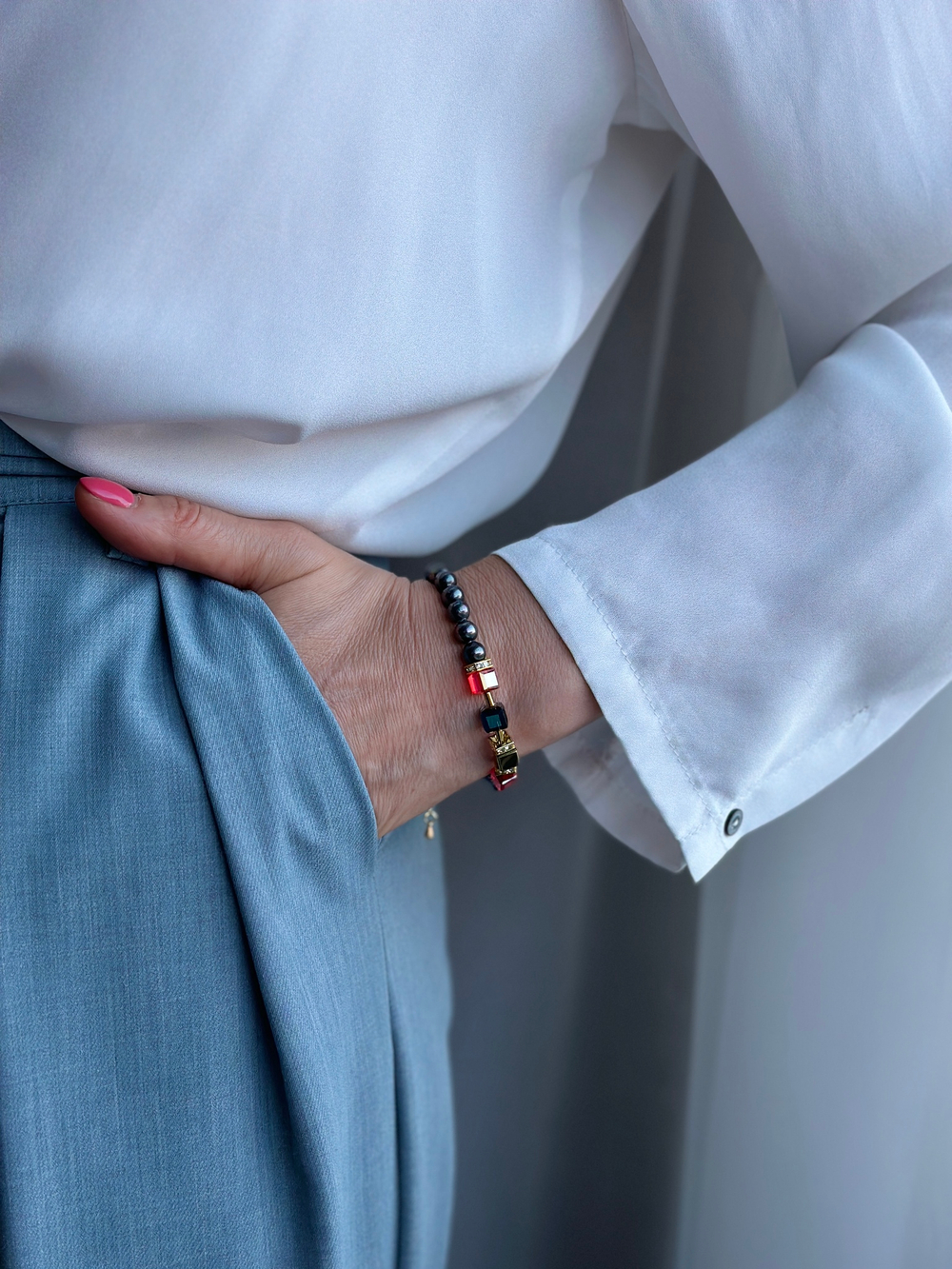 Браслет из красных и синих кристаллов Swarovski, темного жемчуга Майорка и гематита, золото