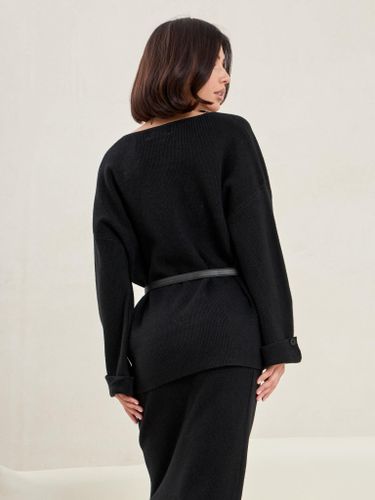 Черный трикотажный костюм с юбкой