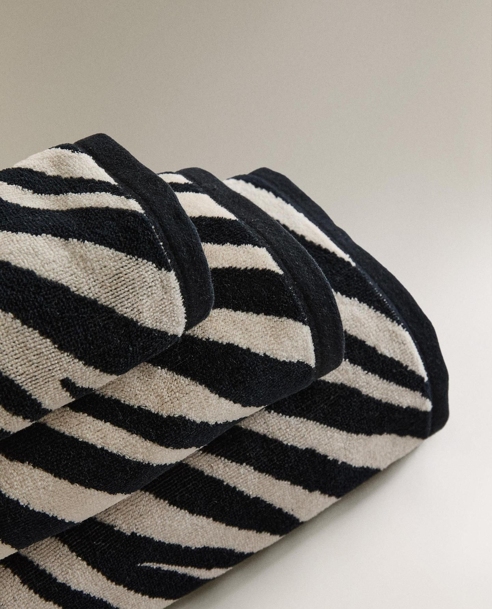 Zara Home - Велюровое банное полотенце с животным узором, черный, 50х90 см