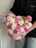 Композиция из кустовых пионовидных роз, диантусов и маттиолы