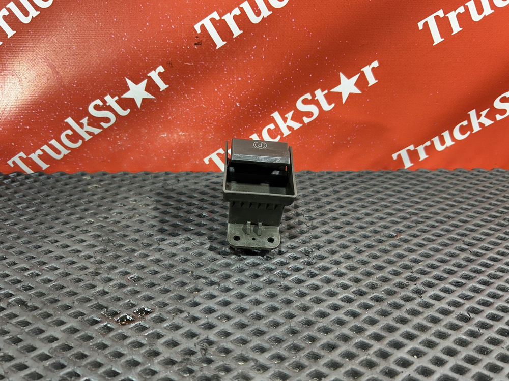 Кнопка ручного тормоза