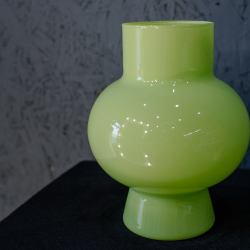 15. Салатовая матовая стеклянная ваза