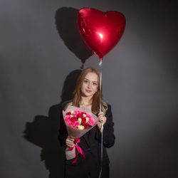 Подарочный набор 19 роз Кения 32см + шар Сердце