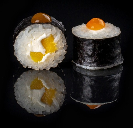 Маки с манго