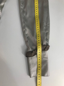 Блузка в тонкую полоску стильная, визуально на 44 размер