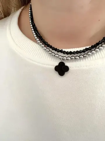 Чокер из гематита и подвеской клевер