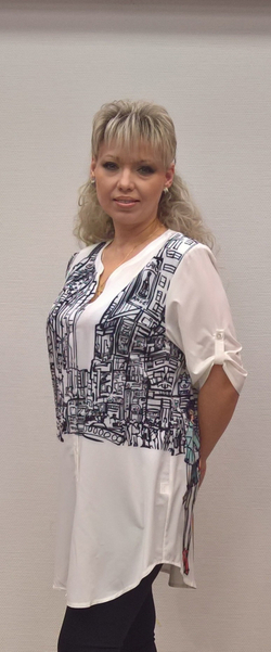 Белый блузон-рубашка с цветным принтом