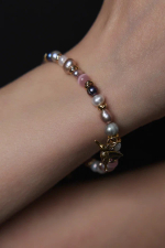 Браслет из натурального жемчуга и кошачего глаза с подвесом колибри, оттенок золото