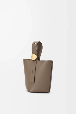 Loewe Мини-сумка-ведро Pebble из мягкой зернистой телячьей кожи, серо-коричневый
