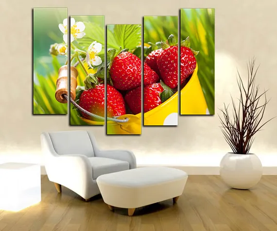 Модульная картина " Спелая клубника в ведерке "